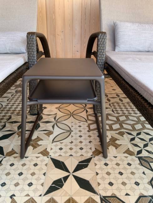 Столик пластиковый для лежака Pop антрацит 440х395х385 мм Столик пластиковый для лежака Pop антрацит 440х395х385 мм